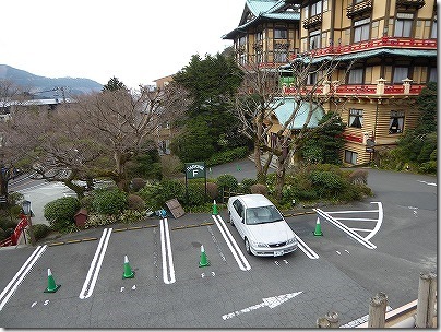 富士屋ホテルの正面に見える「花御殿」と駐車場